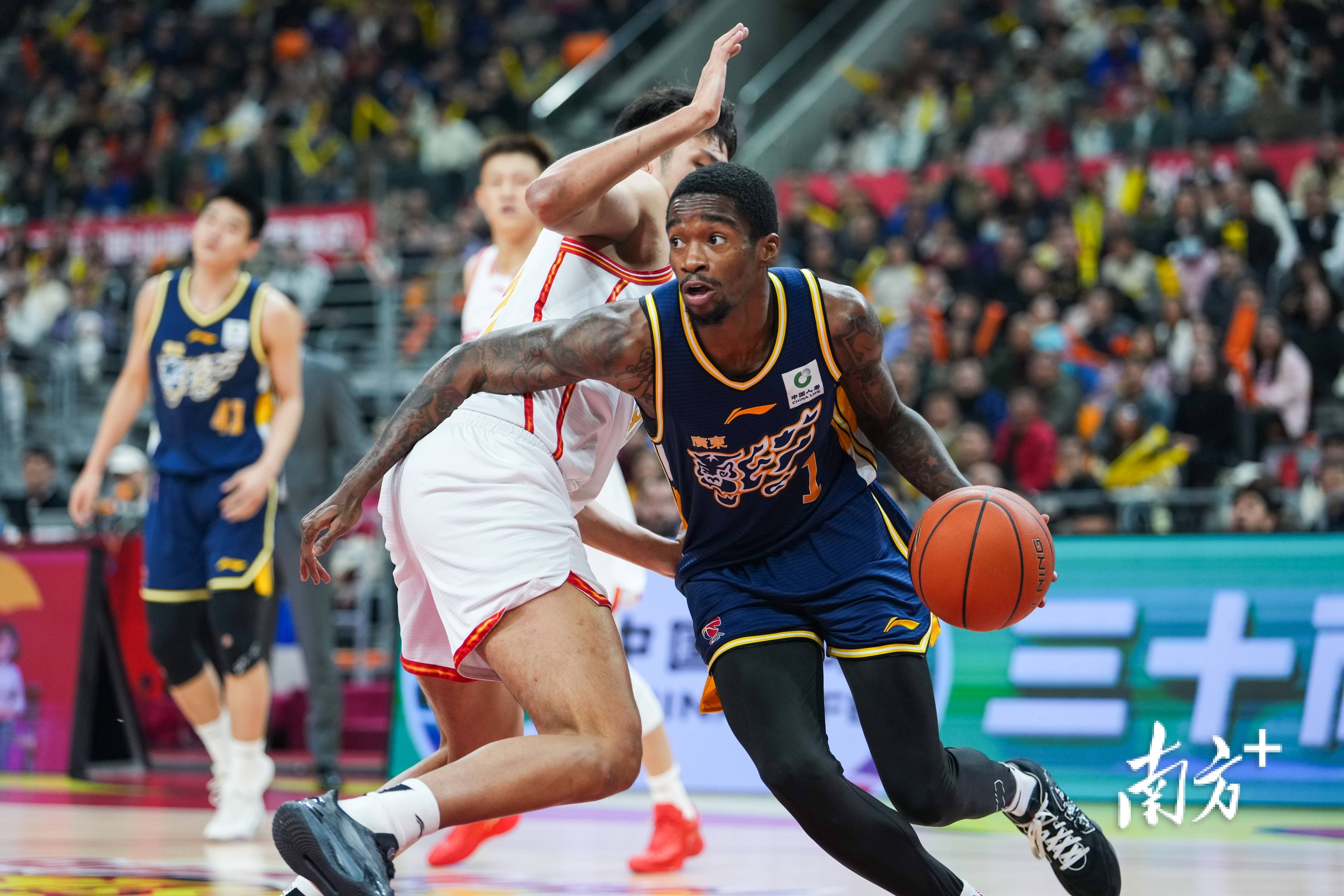 广东宏远CBA击败辽宁男篮，周琦内线优势明显(cba广东宏远队输给谁了)
